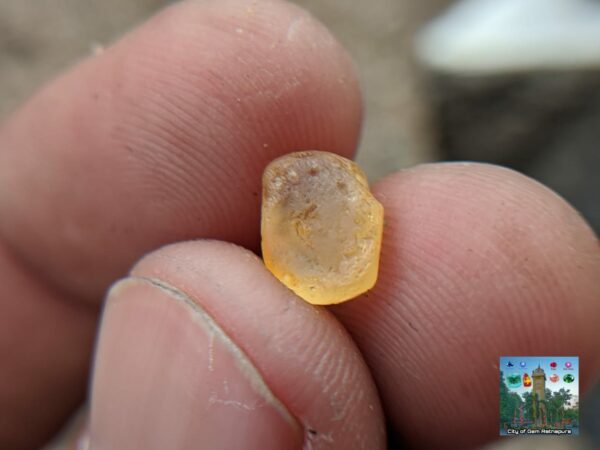 CEYLON NATURAL YELLOW SAPPHIRE ROUGH GEMSTONE - city of gem Ratnapura
