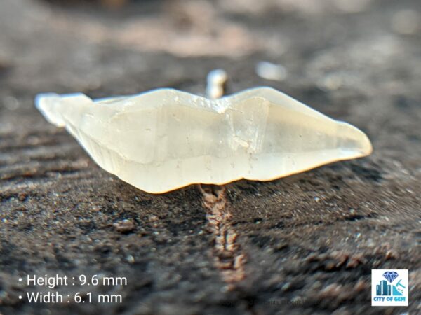 Ceylon Natural Sapphire Rough Glass Body Complete Crystal ( Unique Shape ) - city of gem Ratnapura