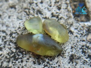 3_Facet Grade Ceylon Natural Yellow Sapphire Collection with Blue Sapphire - City of gem ratnapura