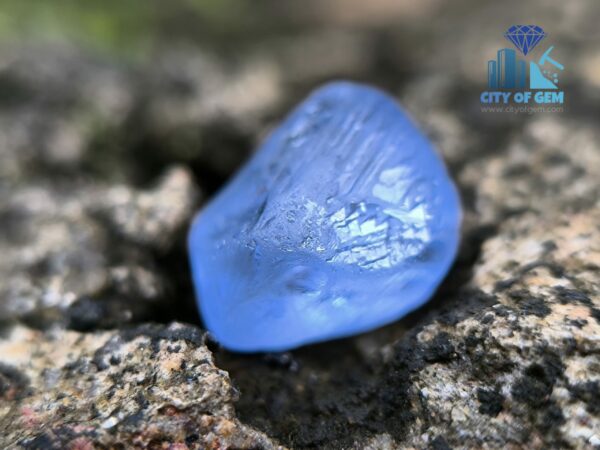 FACET GRADE CEYLON NATURAL BLUE SAPPHIRE ALLUVIAL ROUGH